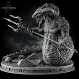 Digital render of an unpainted grey Naga miniature viewed from the front-left, lunging forward with a trident levelled. The creature's fanged mouth is open wide. Detailed scale texture covers the entire body, and the armoured breastplate and pauldrons show carved decorative patterns. Skulls and boulders litter the circular scenic base.