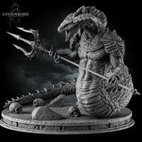 Digital render of an unpainted grey Naga miniature viewed from the front-left, lunging forward with a trident levelled. The creature's fanged mouth is open wide. Detailed scale texture covers the entire body, and the armoured breastplate and pauldrons show carved decorative patterns. Skulls and boulders litter the circular scenic base.