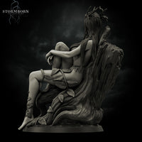 Grey resin digital render of Eva the Dryad miniature, rear three-quarter view — showing the richly detailed bark texture of the tree throne, Eva's long hair cascading down her back, leaf details on her arms and legs, and a small bird perched on the upper branch of the tree