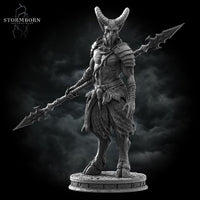 Grey resin digital render of the Satyr Spearman miniature — three-quarter front view highlighting the chest armour detail, rope-wrapped pauldron, claw-adorned belt, and the barbed spear tip raised to the right, with cloven hooves planted on a detailed cobblestone base