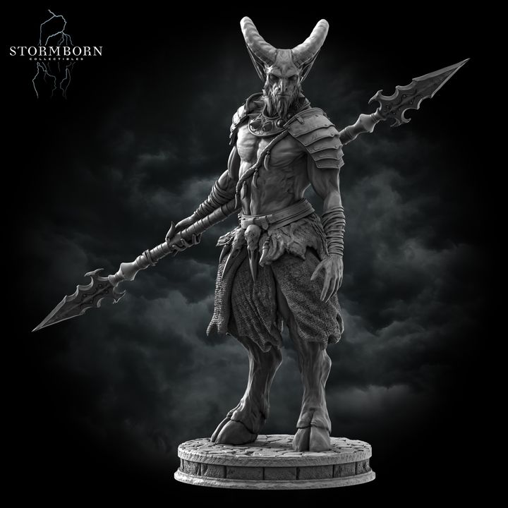 Grey resin digital render of the Satyr Spearman miniature — three-quarter front view highlighting the chest armour detail, rope-wrapped pauldron, claw-adorned belt, and the barbed spear tip raised to the right, with cloven hooves planted on a detailed cobblestone base