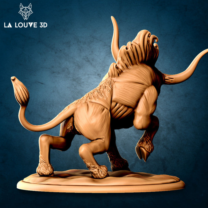 Rear three-quarter digital render of the La Louve 3D Gorgon miniature — showing the creature's powerful haunched rear stance, flicked tail, broad muscular back, and wide-set horns, mounted on a round sculpted base