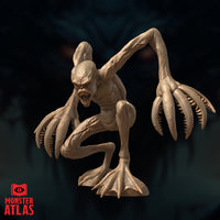 Choker miniature by Monster Atlas: gaunt aberration crouching low, both serrated-clawed arms raised wide, webbed feet planted, mouth open in a snarl. Plain base.