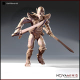 32mm resin render of Gith Warrior 02 by Novaminis — a bare-resin Githyanki soldier in a forward-lunging stance, wielding a broad sword across the body and a short blade in the off-hand, wearing ornate curved pauldrons with mask carvings, swirling greaves and bracers, and baring teeth in an aggressive snarl