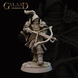 Front view of Queen's Guard 02 miniature by Galaad Miniatures — unpainted grey resin, armoured knight mid-stride with a heavy crossbow raised, wearing a visored plumed helm, layered plate armour with ornate pauldrons, flowing tabard, and standing on a cobblestone scenic base, 32mm scale