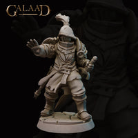 Front view of an unpainted grey resin Queen's Guard 03 miniature by Galaad Miniatures — armoured female soldier in a swept-brim bascinet with feathered plume, one hand raised outward and the other gripping a short weapon, wearing layered plate and fabric armour with a long sword at the hip, mounted on a cracked stone base at 32mm scale