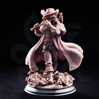 Pied Piper miniature by DM Stash shown from the front, coat panels displaying woven fabric texture, filigree-trimmed hem and cuffs, waistcoat with floral embroidery, broad-brimmed plumed hat.