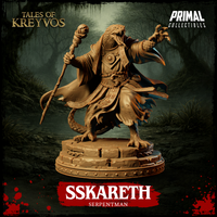 Front view of Sskareth the Serpentman 32mm resin miniature — an unpainted digital render showing a robed serpentfolk shaman gripping a gnarled knotwork staff in his left hand and extending a clawed right hand in an arcane gesture, with tattered glyph-engraved robes and a scaled reptilian head with open fanged jaw, mounted on a broken stone base with a swamp forest backdrop