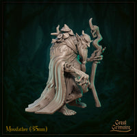 Side three-quarter view of the Mossfather miniature — an unpainted grey resin digital render showing the figure crouching low, staff raised in one hand. The wave-like bark-textured layers of his cloak and the mushroom clusters on his back are clearly visible. His expression is sharp and cunning. Dark forest background.