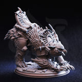 Side-on digital render of Old Betty War Owlbear miniature, unpainted grey, showing full detail of layered plate armour straps across the body, overlapping feather texture, large curved talons on the front feet, and the dramatic swept-back blade crest — displayed against a dark background