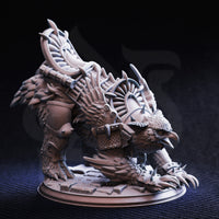 Side-on digital render of Old Betty War Owlbear miniature, unpainted grey, showing full detail of layered plate armour straps across the body, overlapping feather texture, large curved talons on the front feet, and the dramatic swept-back blade crest — displayed against a dark background