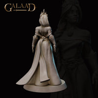 Rear view of the same unpainted grey resin miniature showing the detailed back of a flowing belted robe, trailing fabric, and the horned headdress from behind — Queen to Guard 01 by Galaad Miniatures