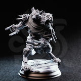 Front view of an unpainted grey resin 32mm miniature of an armoured ratfolk warrior — Vermin Grunt 03 Scabbers by DM Stash — posed mid-charge with a crossbow extended in one hand and a dagger in the other, wearing chainmail and leather armour with bone spikes and rope-lashed blades, jaws open in a snarl, on a rubble-scatter base