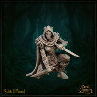 Front view of Sylth 03 — an unpainted grey resin miniature of a hooded fey female rogue crouching low with twin shortswords extended, wearing leaf-scale pauldrons, vine-wrapped bracers, and a sweeping cloak adorned with leaf motifs. 35mm scale digital render by Great Grimoire.