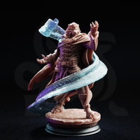 DM Stash Za'kar Student of the Scroll 32mm resin miniature — front three-quarter view of unpainted grey resin showing the leonin figure mid-cast, sweeping ice-blue force blade extending low across the base and a raised hand channelling energy, detailed robes and mane visible, on a round cobblestone base with display mount