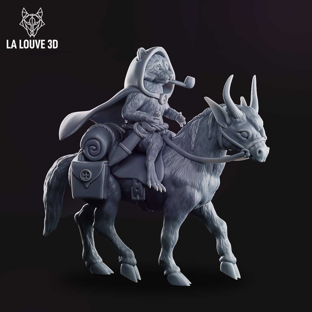 32mm grey resin render of a raccoon ranger riding a shaggy horned beast mount, the rider wearing a large hood and smoking a pipe, with a cloak, saddlebag, and bedroll visible — sculpted by La Louve 3D